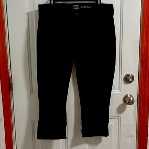 Signature Levi Strauss Gold brand capri pants in black denim.  Size is 16.